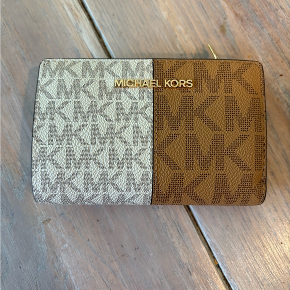 Michael Kors Monogram Wallet - Picture 1 of 5